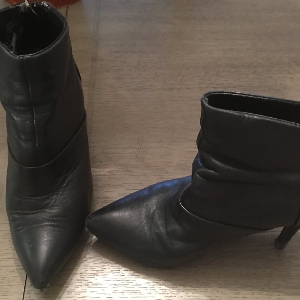 BLACK TAHARI BOOTIES